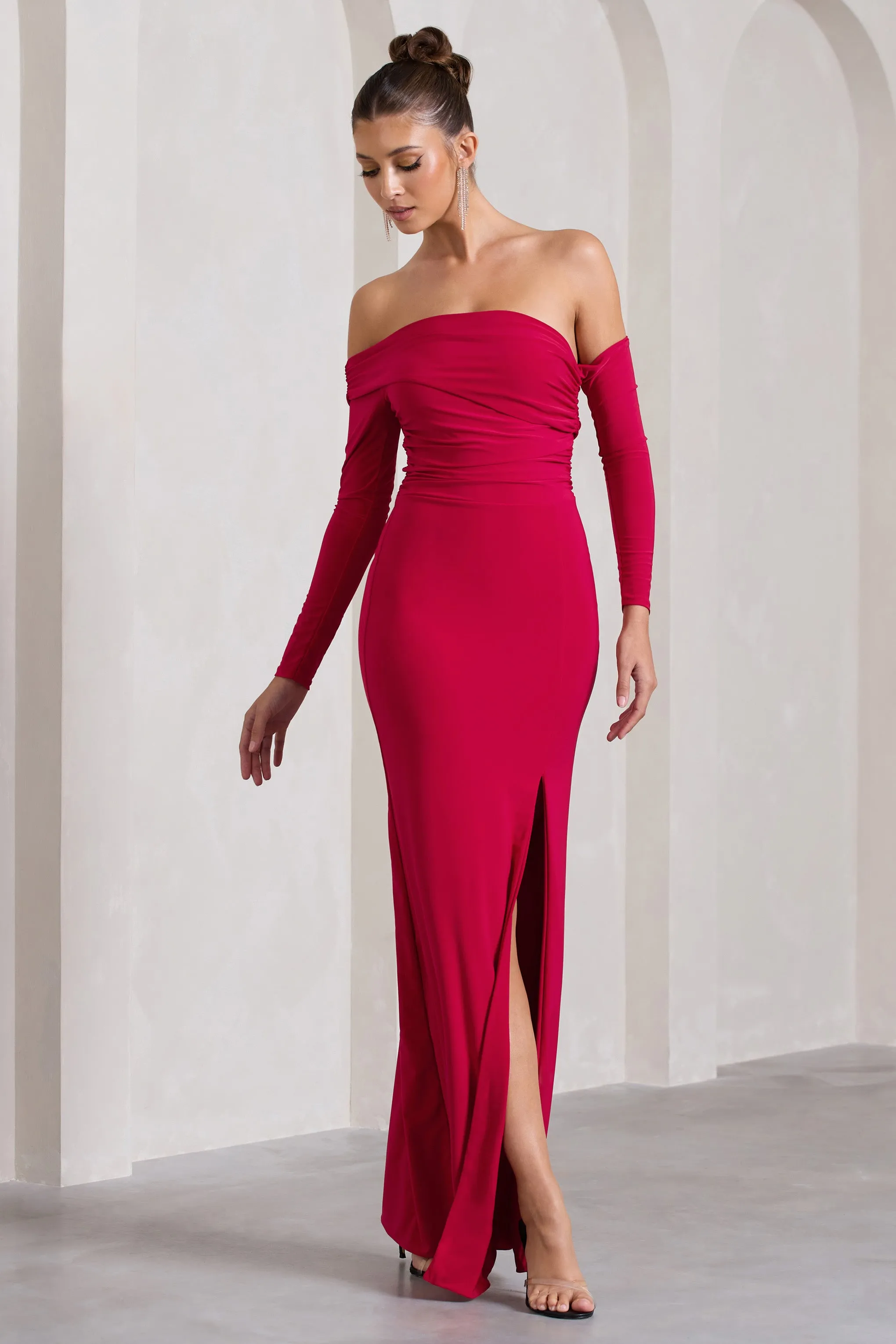 Stand Out | Robe longue froncee rouge Bardot avec manches et fente